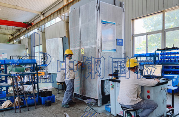 金屬所正在做拉伸試驗